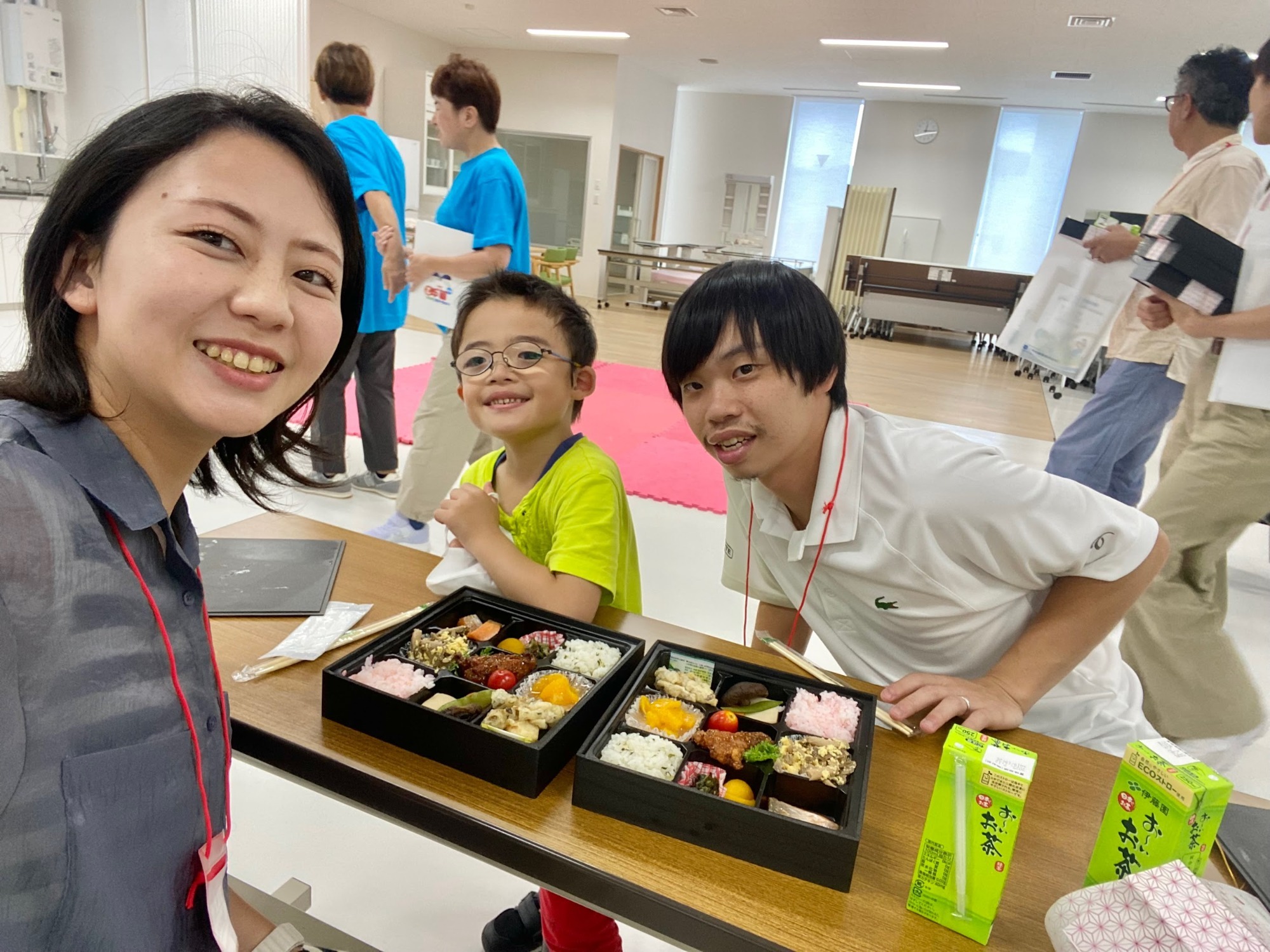 学会会場にて （代表と会員メンバーさんとご長男）